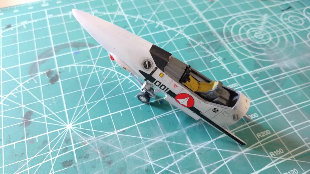 最終組み立てで完成です。スケールモデル初心者が、ハセガワ（Hasegawa）の1/72 VF-1 スーパー/ストライク バルキリー（ファイター形態）を作成します。⑧（劇場版 超時空要塞マクロス 愛・おぼえていますか）の画像