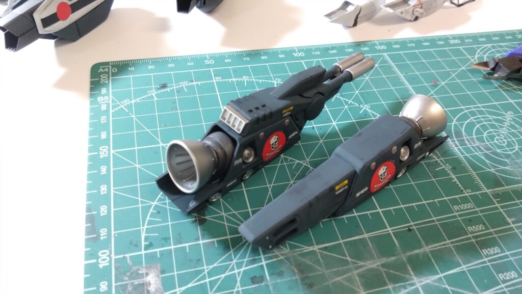 最終組み立てで完成です。スケールモデル初心者が、ハセガワ（Hasegawa）の1/72 VF-1 スーパー/ストライク バルキリー（ファイター形態）を作成します。⑧（劇場版 超時空要塞マクロス 愛・おぼえていますか）の画像