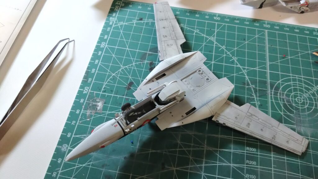 最終組み立てで完成です。スケールモデル初心者が、ハセガワ（Hasegawa）の1/72 VF-1 スーパー/ストライク バルキリー（ファイター形態）を作成します。⑧（劇場版 超時空要塞マクロス 愛・おぼえていますか）の画像