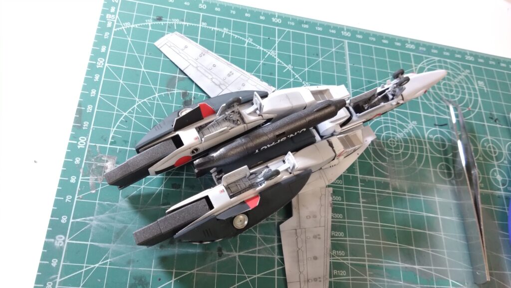 最終組み立てで完成です。スケールモデル初心者が、ハセガワ（Hasegawa）の1/72 VF-1 スーパー/ストライク バルキリー（ファイター形態）を作成します。⑧（劇場版 超時空要塞マクロス 愛・おぼえていますか）の画像
