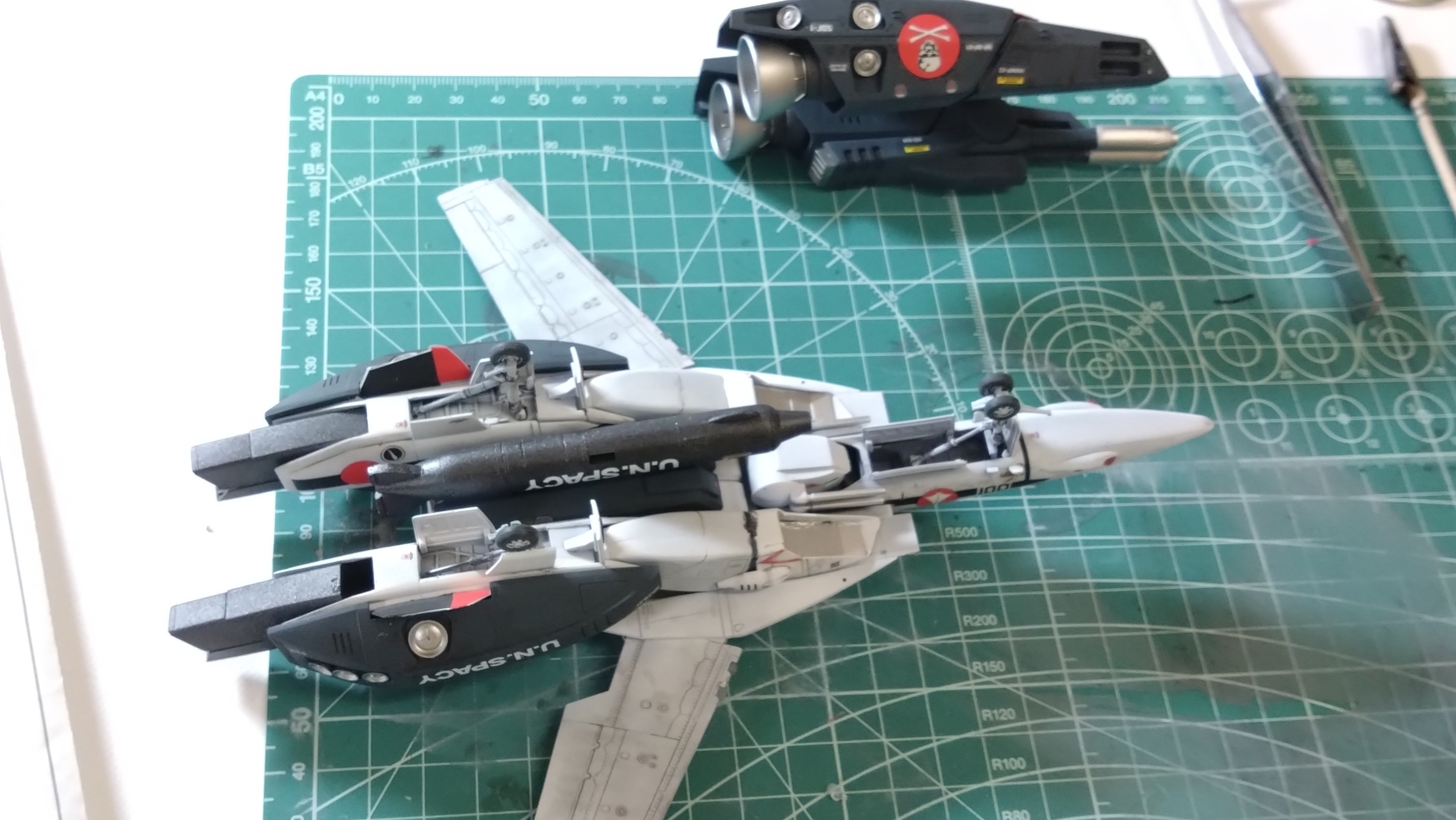 最終組み立てで完成です。スケールモデル初心者が、ハセガワ（Hasegawa）の1/72 VF-1 スーパー/ストライク バルキリー（ファイター形態）を作成します。⑧（劇場版 超時空要塞マクロス 愛・おぼえていますか）の画像