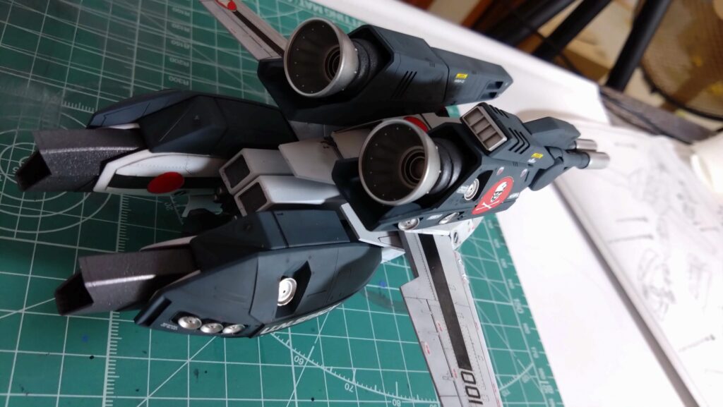 最終組み立てで完成です。スケールモデル初心者が、ハセガワ（Hasegawa）の1/72 VF-1 スーパー/ストライク バルキリー（ファイター形態）を作成します。⑧（劇場版 超時空要塞マクロス 愛・おぼえていますか）の画像