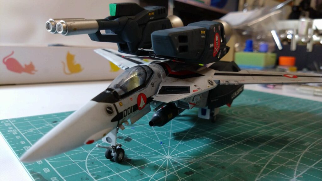 最終組み立てで完成です。スケールモデル初心者が、ハセガワ（Hasegawa）の1/72 VF-1 スーパー/ストライク バルキリー（ファイター形態）を作成します。⑧（劇場版 超時空要塞マクロス 愛・おぼえていますか）の画像