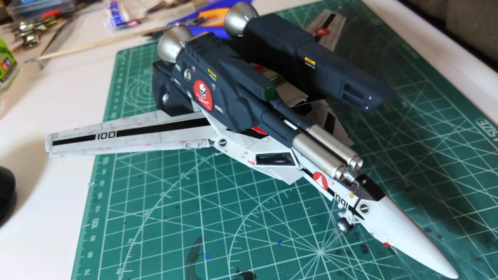 最終組み立てで完成です。スケールモデル初心者が、ハセガワ（Hasegawa）の1/72 VF-1 スーパー/ストライク バルキリー（ファイター形態）を作成します。⑧（劇場版 超時空要塞マクロス 愛・おぼえていますか）の画像