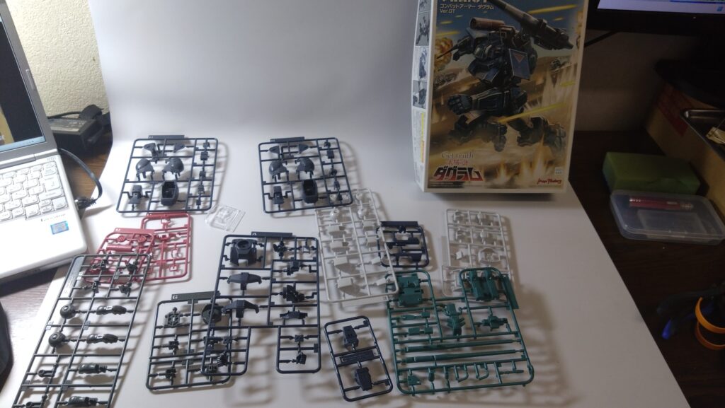 1/72 コンバットアーマー ダグラム Ver.GT マックスファクトリー(太陽の牙 ダグラム)を塗装作成します。①まずは、素組してみますの画像