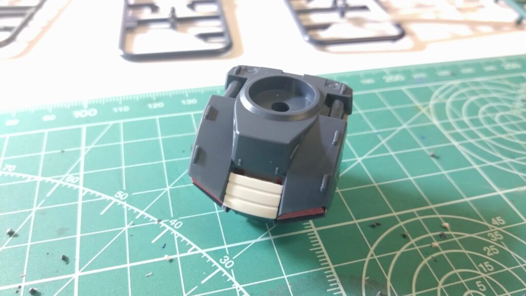 1/72 コンバットアーマー ダグラム Ver.GT マックスファクトリー(太陽の牙 ダグラム)を塗装作成します。①まずは、素組してみますの画像