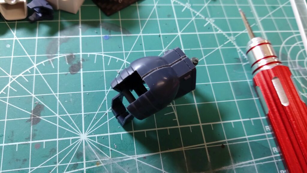 マックスファクトリー1/72 コンバットアーマー ダグラム Ver.GT （太陽の牙 ダグラム）を塗装作成します。②素組を分解、パーティングラインを消して、合わせ目を消し、そして初めて段落ちモールドを追加しますの画像