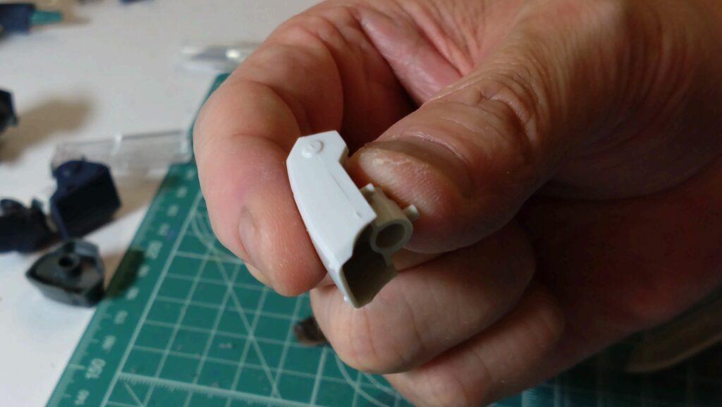 マックスファクトリー1/72 コンバットアーマー ダグラム Ver.GT （太陽の牙 ダグラム）を塗装作成します。②素組を分解、パーティングラインを消して、合わせ目を消し、そして初めて段落ちモールドを追加しますの画像