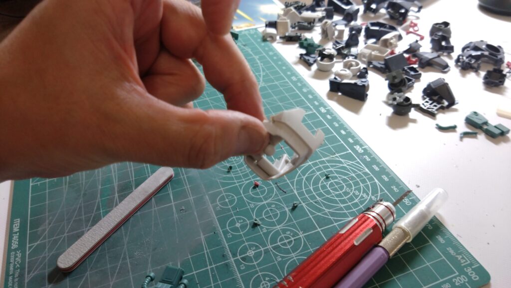 マックスファクトリー1/72 コンバットアーマー ダグラム Ver.GT （太陽の牙 ダグラム）を塗装作成します。②素組を分解、パーティングラインを消して、合わせ目を消し、そして初めて段落ちモールドを追加しますの画像