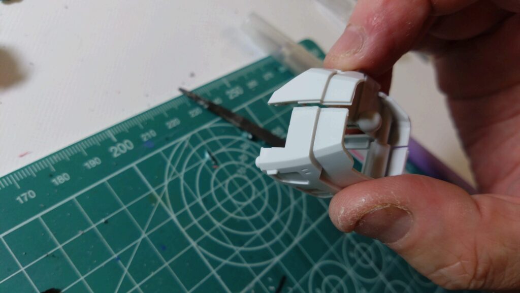 マックスファクトリー1/72 コンバットアーマー ダグラム Ver.GT （太陽の牙 ダグラム）を塗装作成します。②素組を分解、パーティングラインを消して、合わせ目を消し、そして初めて段落ちモールドを追加しますの画像