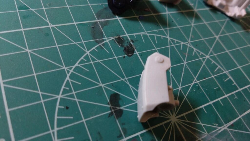 マックスファクトリー1/72 コンバットアーマー ダグラム Ver.GT （太陽の牙 ダグラム）を塗装作成します。②素組を分解、パーティングラインを消して、合わせ目を消し、そして初めて段落ちモールドを追加しますの画像