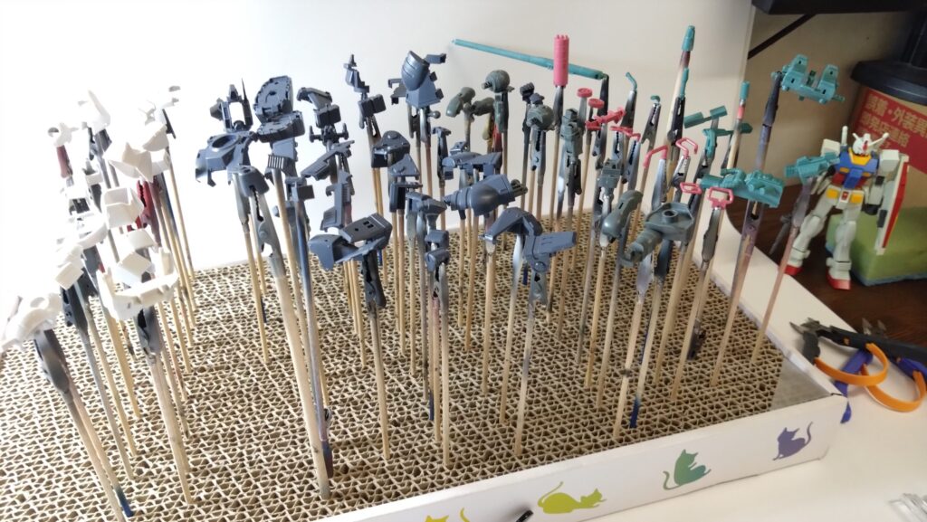 マックスファクトリー1/72 コンバットアーマー ダグラム Ver.GT （太陽の牙 ダグラム）を塗装作成します。②素組を分解、パーティングラインを消して、合わせ目を消し、そして初めて段落ちモールドを追加しますの画像