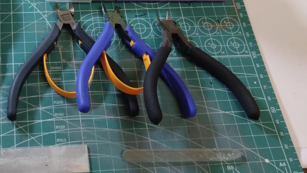 【プラモツール】高級薄刃ニッパーと各種形状のヤスリ、どちらにお金を掛けるべきか・・。タミヤ(TAMIYA)、ゴッドハンド(GodHand)、3Peaks(スリーピークス)、WAVE(ウェーブ)等ご紹介します。の画像