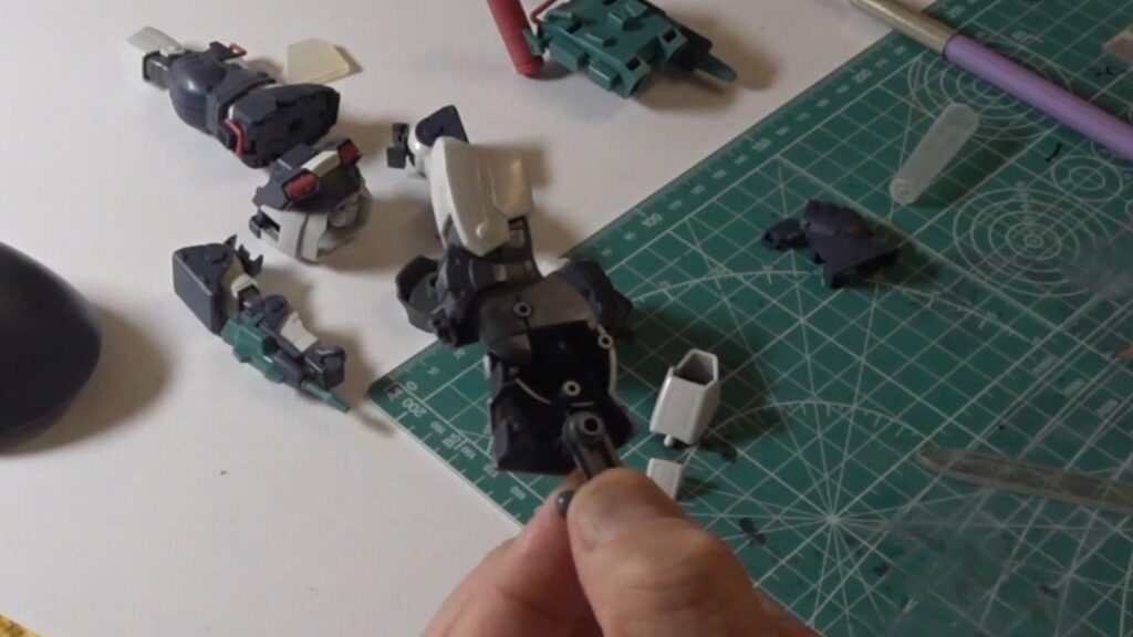 マックスファクトリー1/72 コンバットアーマー ダグラム Ver.GT （太陽の牙 ダグラム）を塗装作成します。②素組を分解、パーティングラインを消して、合わせ目を消し、そして初めて段落ちモールドを追加しますの画像