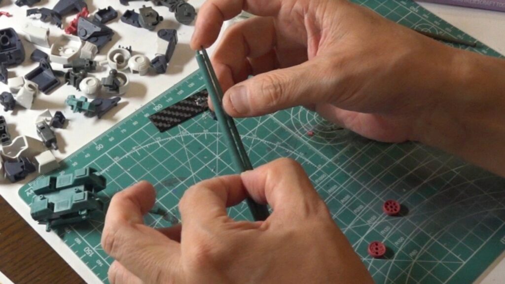 マックスファクトリー1/72 コンバットアーマー ダグラム Ver.GT （太陽の牙 ダグラム）を塗装作成します。②素組を分解、パーティングラインを消して、合わせ目を消し、そして初めて段落ちモールドを追加しますの画像