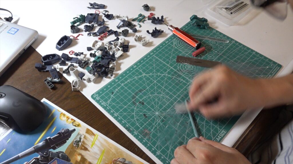 マックスファクトリー1/72 コンバットアーマー ダグラム Ver.GT （太陽の牙 ダグラム）を塗装作成します。②素組を分解、パーティングラインを消して、合わせ目を消し、そして初めて段落ちモールドを追加しますの画像