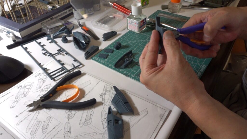 【キャラクターモデル作成】スケールモデル初心者が、ハセガワ（Hasegawa）の1/72 VF-1 スーパー/ストライク バルキリー（ファイター形態）を作成します。④引き続きのやすり掛け、後ハメ加工を続けながら、塗装準備のためにマスキングゾルを試してみました。（劇場版 超時空要塞マクロス 愛・おぼえていますか）の画像