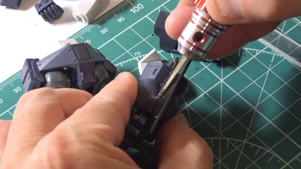 マックスファクトリー1/72 コンバットアーマー ダグラム Ver.GT （太陽の牙 ダグラム）を塗装作成します。②素組を分解、パーティングラインを消して、合わせ目を消し、そして初めて段落ちモールドを追加しますの画像