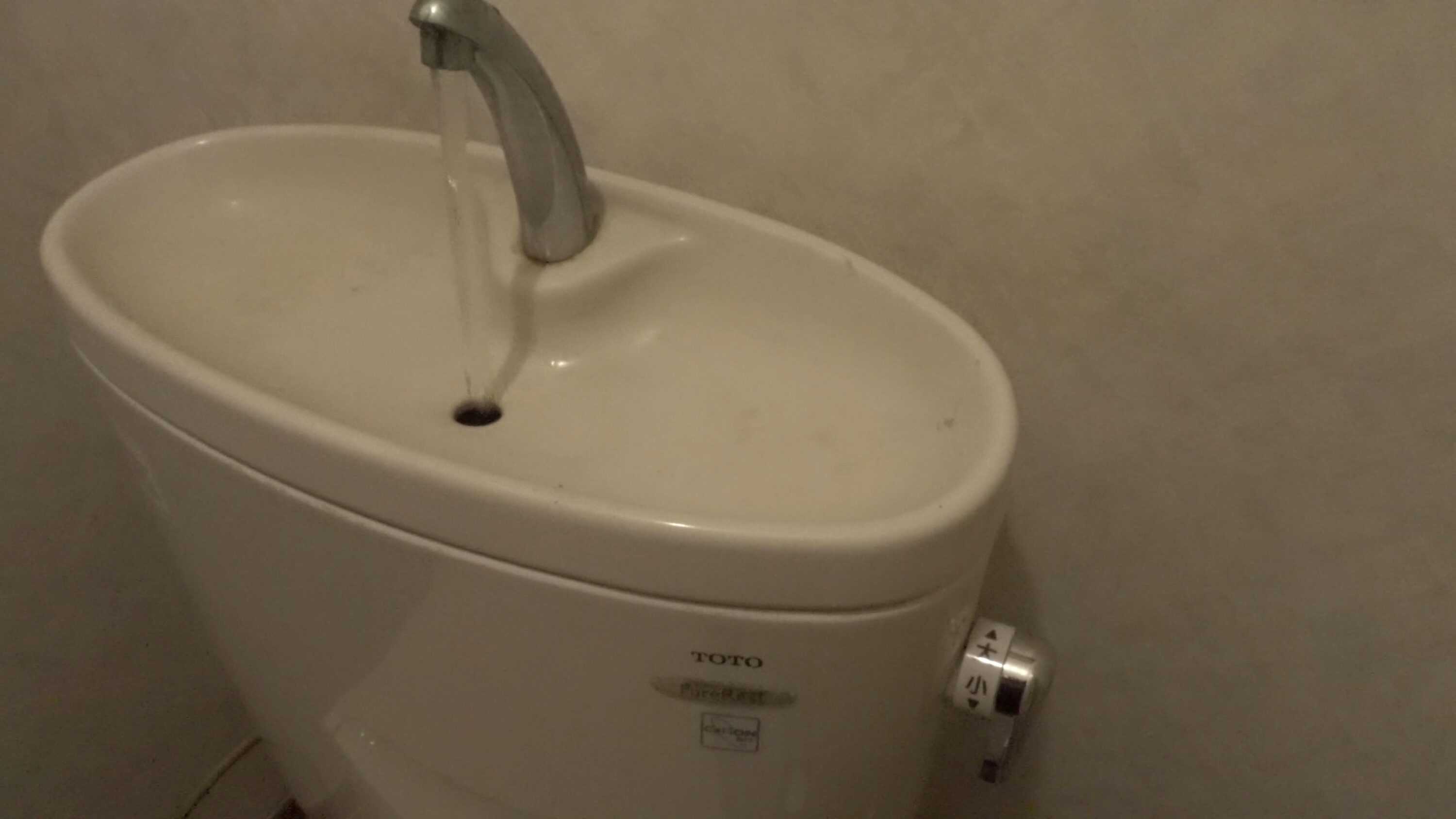 TOTOのトイレタンクから微かな水漏れ音がします。素人がDIYで修理できるのか試します。結局のところ、トラブルの原因は”ダイヤフラム”か”排水弁のパッキン”なのかを解き明かします。の画像