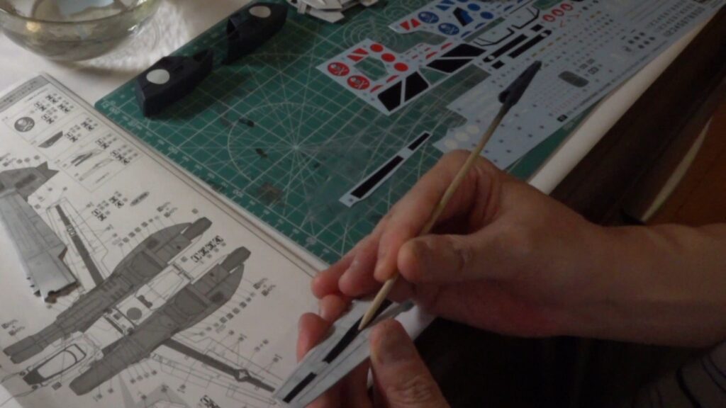 肝心かなめの水転写デカールを攻略します。スケールモデル初心者が、ハセガワ（Hasegawa）の1/72 VF-1 スーパー/ストライク バルキリー（ファイター形態）を作成します。⑦（劇場版 超時空要塞マクロス 愛・おぼえていますか）の画像