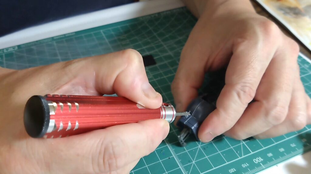 マックスファクトリー1/72 コンバットアーマー ダグラム Ver.GT （太陽の牙 ダグラム）を塗装作成します。②素組を分解、パーティングラインを消して、合わせ目を消し、そして初めて段落ちモールドを追加しますの画像