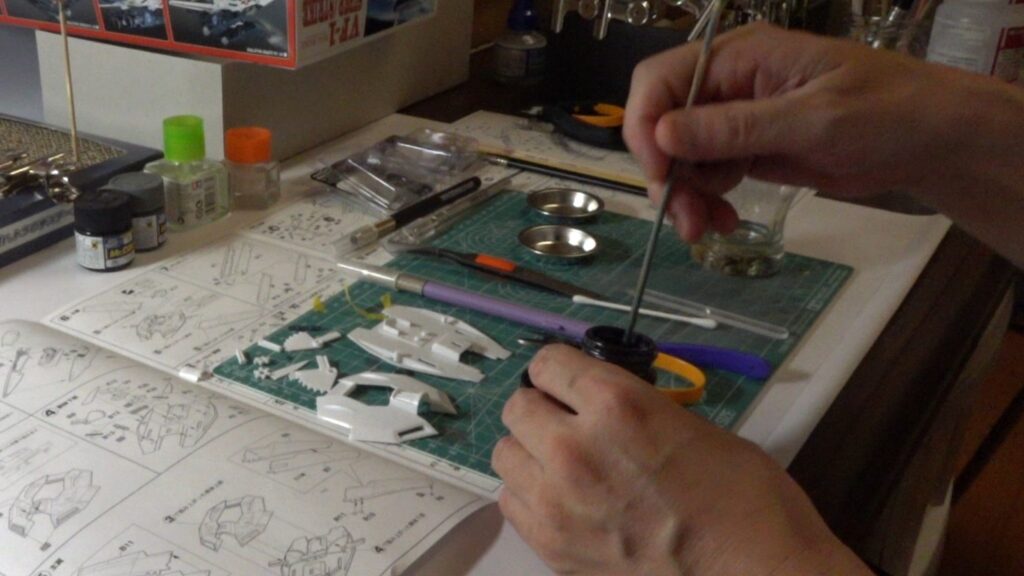 【キャラクターモデル作成】ハセガワ（Hasegawa）の1/72 VF-1 スーパー/ストライク バルキリー（ファイター形態）を作成します。②スケールモデル初心者が挑戦、まずは、合わせ目消しするために接着していきます。（劇場版 超時空要塞マクロス