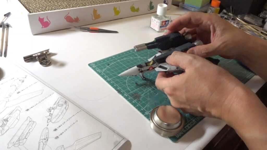 最終組み立てで完成です。スケールモデル初心者が、ハセガワ（Hasegawa）の1/72 VF-1 スーパー/ストライク バルキリー（ファイター形態）を作成します。⑧（劇場版 超時空要塞マクロス 愛・おぼえていますか）の画像