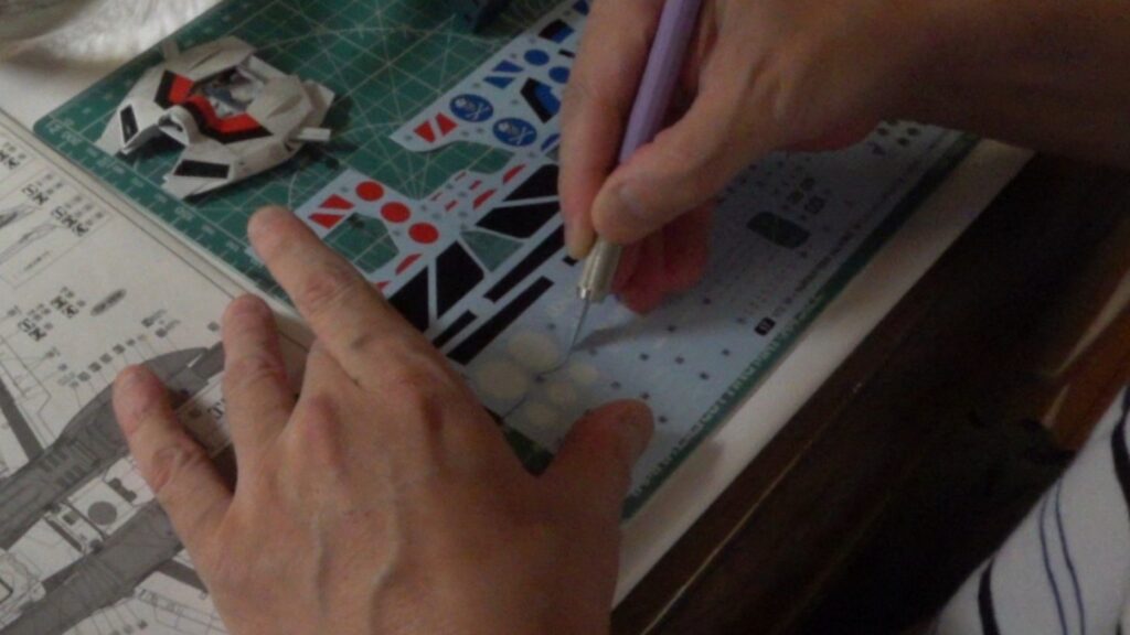 肝心かなめの水転写デカールを攻略します。スケールモデル初心者が、ハセガワ（Hasegawa）の1/72 VF-1 スーパー/ストライク バルキリー（ファイター形態）を作成します。⑦（劇場版 超時空要塞マクロス 愛・おぼえていますか）の画像