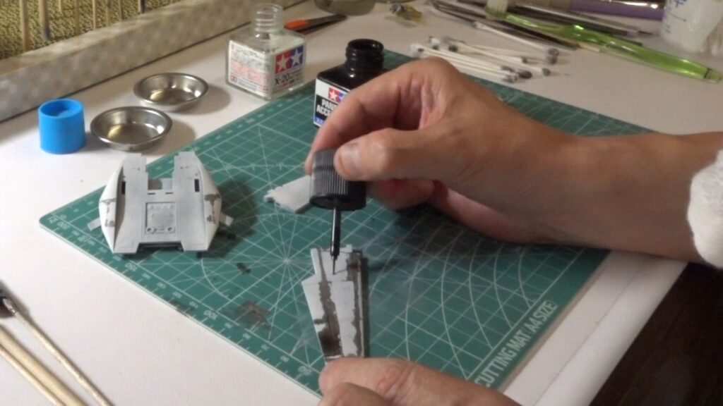 塗装面がザラザラになってしまいましたが、細いスジボリにスミ入れします。【キャラクターモデル作成】スケールモデル初心者が、ハセガワ（Hasegawa）の1/72 VF-1 スーパー/ストライク バルキリー（ファイター形態）を作成します。⑥（劇場版 超時空要塞マクロス 愛・おぼえていますか）の画像