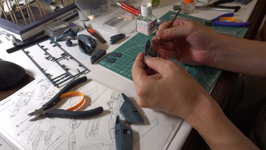 【キャラクターモデル作成】スケールモデル初心者が、ハセガワ（Hasegawa）の1/72 VF-1 スーパー/ストライク バルキリー（ファイター形態）を作成します。④引き続きのやすり掛け、後ハメ加工を続けながら、塗装準備のためにマスキングゾルを試してみました。（劇場版 超時空要塞マクロス 愛・おぼえていますか）の画像