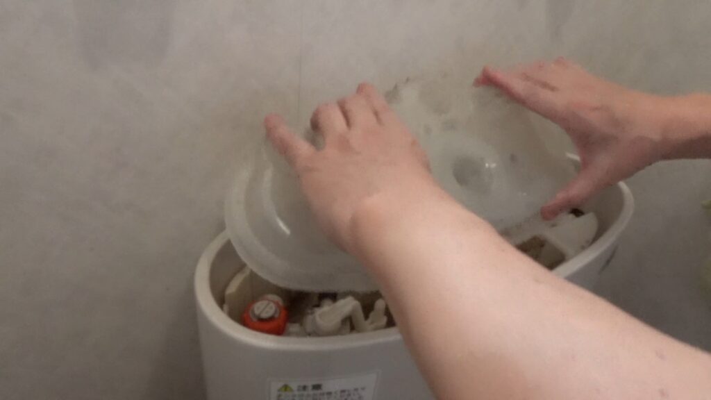 TOTOのトイレタンクから微かな水漏れ音がします。素人がDIYで修理できるのか試します。結局のところ、トラブルの原因は”ダイヤフラム”か”排水弁のパッキン”なのかを解き明かします。の画像
