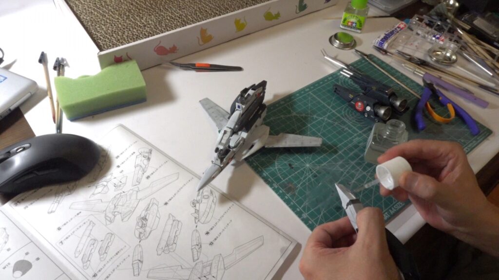 最終組み立てで完成です。スケールモデル初心者が、ハセガワ（Hasegawa）の1/72 VF-1 スーパー/ストライク バルキリー（ファイター形態）を作成します。⑧（劇場版 超時空要塞マクロス 愛・おぼえていますか）の画像