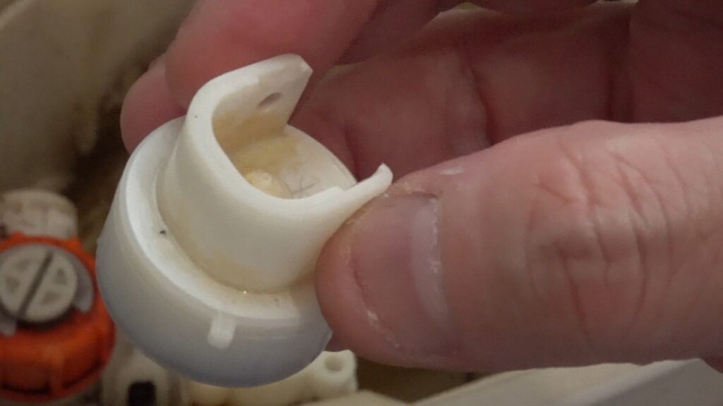 TOTOのトイレタンクから微かな水漏れ音がします。素人がDIYで修理できるのか試します。結局のところ、トラブルの原因は”ダイヤフラム”か”排水弁のパッキン”なのかを解き明かします。の画像