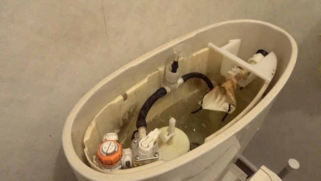 TOTOのトイレタンクから微かな水漏れ音がします。素人がDIYで修理できるのか試します。結局のところ、トラブルの原因は”ダイヤフラム”か”排水弁のパッキン”なのかを解き明かします。の画像