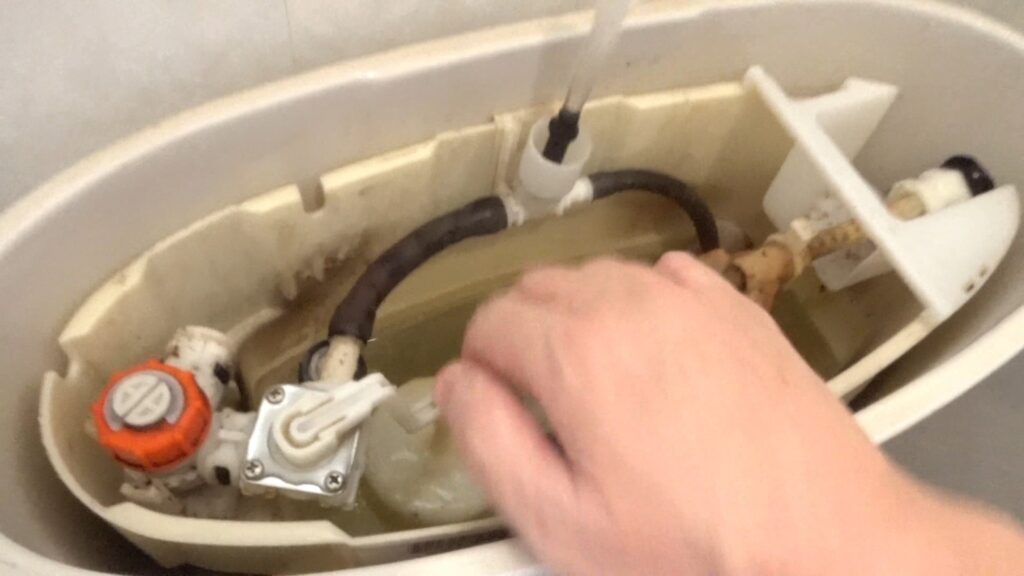 TOTOのトイレタンクから微かな水漏れ音がします。素人がDIYで修理できるのか試します。結局のところ、トラブルの原因は”ダイヤフラム”か”排水弁のパッキン”なのかを解き明かします。の画像