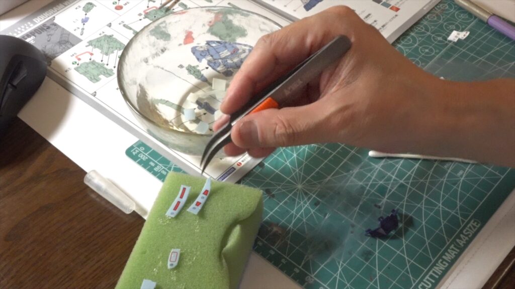 マックスファクトリー1/72 コンバットアーマー ダグラム Ver.GT （太陽の牙 ダグラム）を塗装作成します。④スミ入れと、デカールを貼り付けますの画像