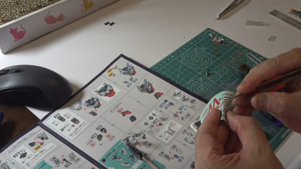 HG 1/144 GQuuuuuuX「機動戦士Gundam GQuuuuuuX（機動戦士ガンダム ジークアクス」を塗装作成します。③デカールを貼り付けてトップコートを行いますの画像