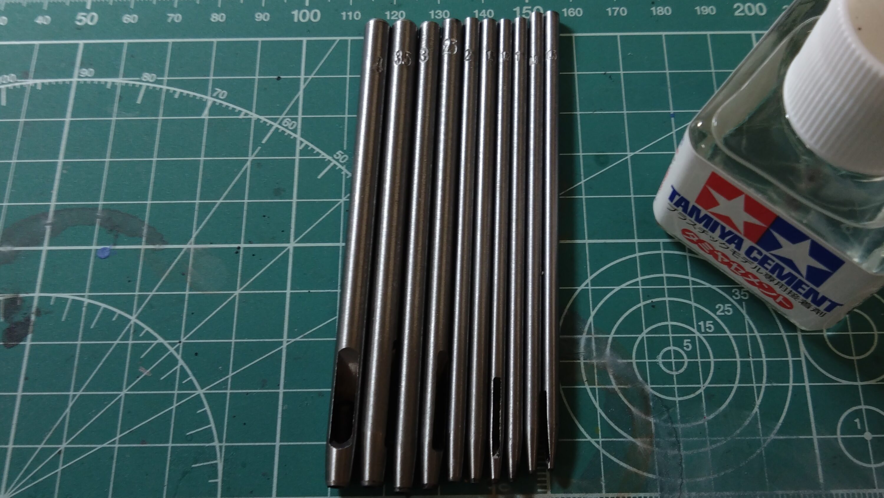 穴あけポンチは使えるのか？プラモデル用のメタリックシール加工ツールとして使ってみました。（Drawheart製10サイズセット工具）の画像