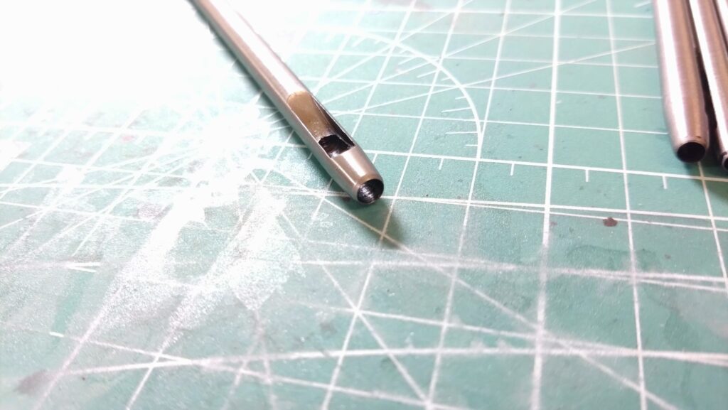 穴あけポンチは使えるのか？プラモデル用のメタリックシール加工ツールとして使ってみました。（Drawheart製10サイズセット工具）の画像