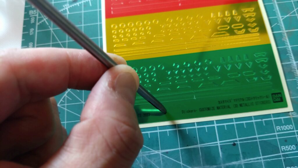 穴あけポンチは使えるのか？プラモデル用のメタリックシール加工ツールとして使ってみました。（Drawheart製10サイズセット工具）の画像