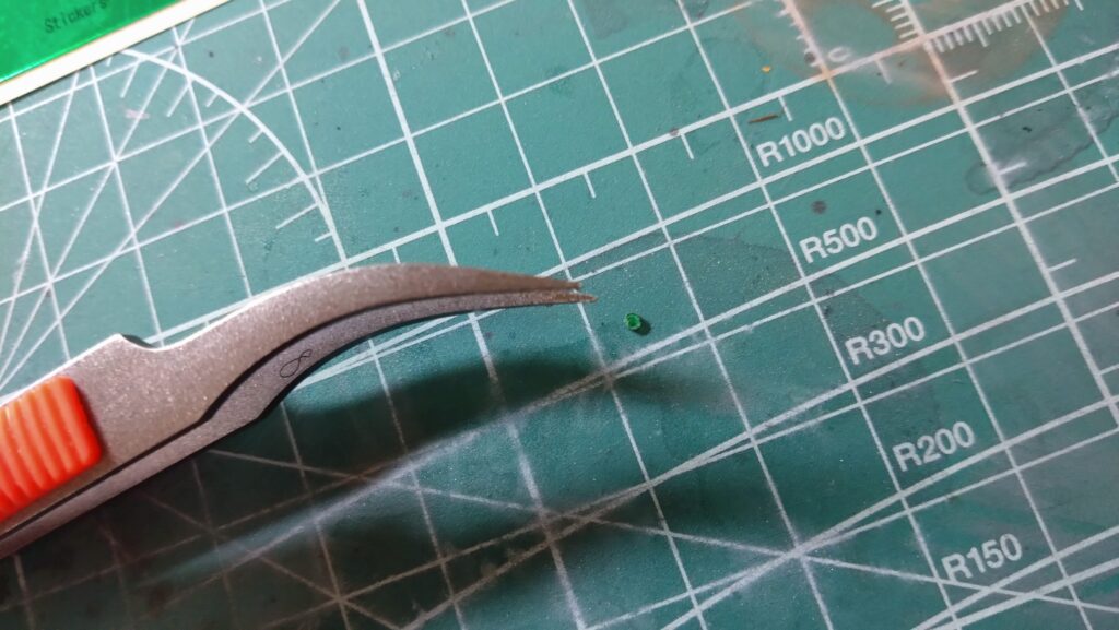 穴あけポンチは使えるのか？プラモデル用のメタリックシール加工ツールとして使ってみました。（Drawheart製10サイズセット工具）の画像