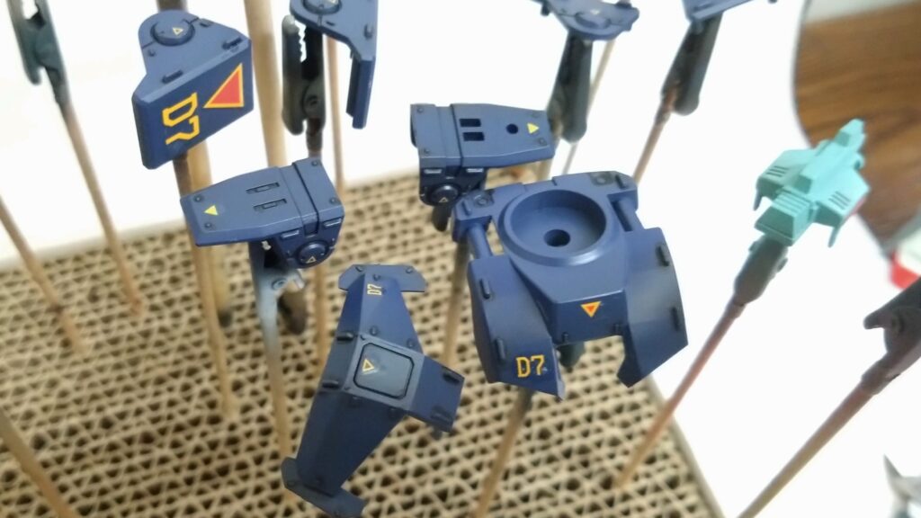 マックスファクトリー1/72 コンバットアーマー ダグラム Ver.GT (太陽の牙 ダグラム)を塗装作成します。④スミ入れと、デカールを貼り付けますの画像