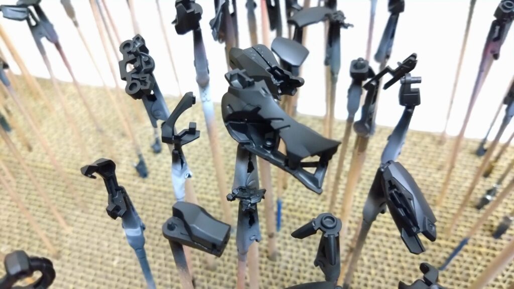 HG 1/144 GQuuuuuuX「機動戦士Gundam GQuuuuuuX（機動戦士ガンダム ジークアクス」を塗装作成します。②仮組品を分解して塗装していきますの画像