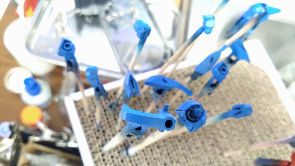 HG 1/144 GQuuuuuuX「機動戦士Gundam GQuuuuuuX（機動戦士ガンダム ジークアクス」を塗装作成します。②仮組品を分解して塗装していきますの画像