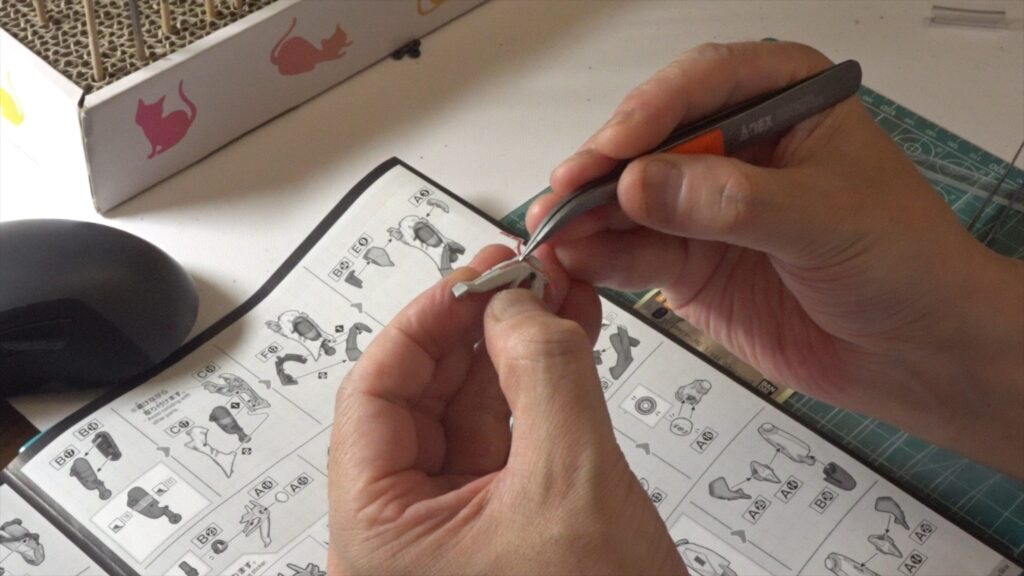 HG 1/144 GQuuuuuuX「機動戦士Gundam GQuuuuuuX（機動戦士ガンダム ジークアクス」を塗装作成します。③デカールを貼り付けてトップコートを行いますの画像