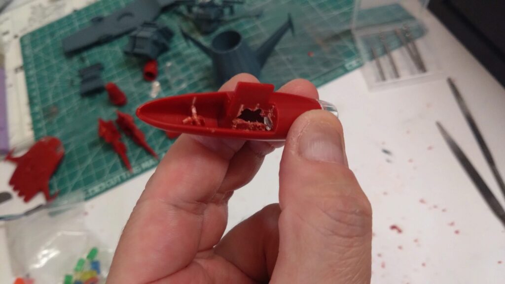 1/500 宇宙戦艦ヤマトを塗装して電飾作成する。その8、LEDを組込むためにエンジンなどを掘削していきます。(Arduino Uno R4 Minima、バンダイ(BANDAI))の画像