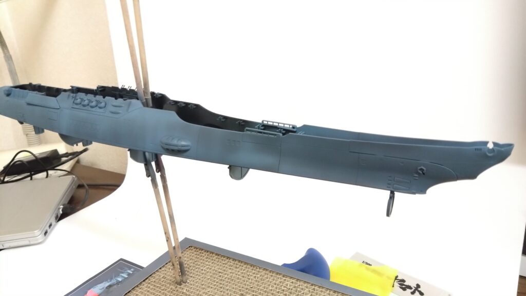 1/500宇宙戦艦ヤマトの船体塗装作業の画像