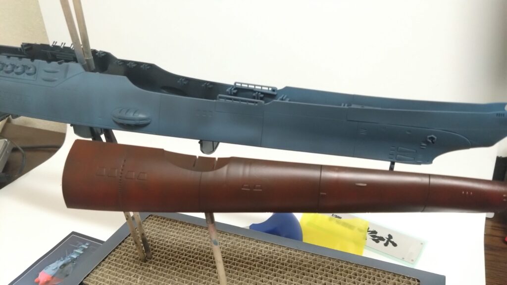 1/500宇宙戦艦ヤマトの船体塗装作業の画像