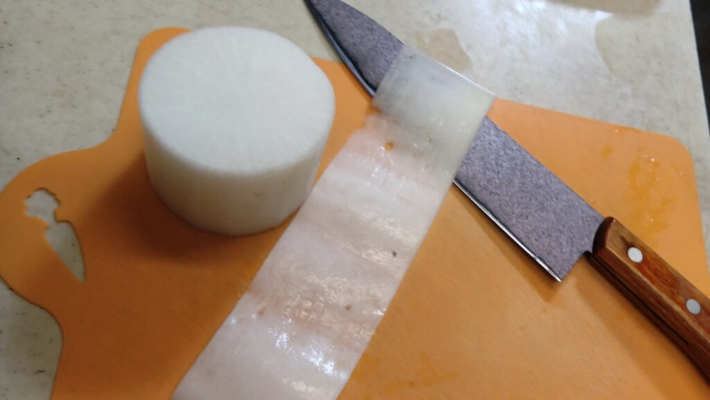 大根の皮むきの様子の画像