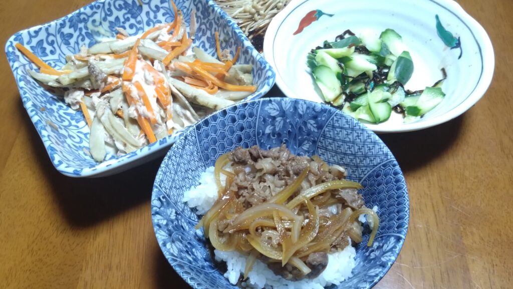 ”煮るだけ！やみつき牛丼”でも紅ショウガが無かった・・・
（Mizukiさんの料理本600品参考）
”ごぼうとニンジンとツナのマヨ和え”
（Mizukiさんの料理本600品参考）
”お手軽な塩昆布を混ぜる無限キュウリ”
（妻から聞いたことを参考に）